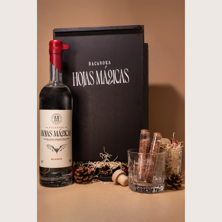Wooden box with 2 rocket glasses and Bacanora Hojas Mágicas Bottle 750 ml.